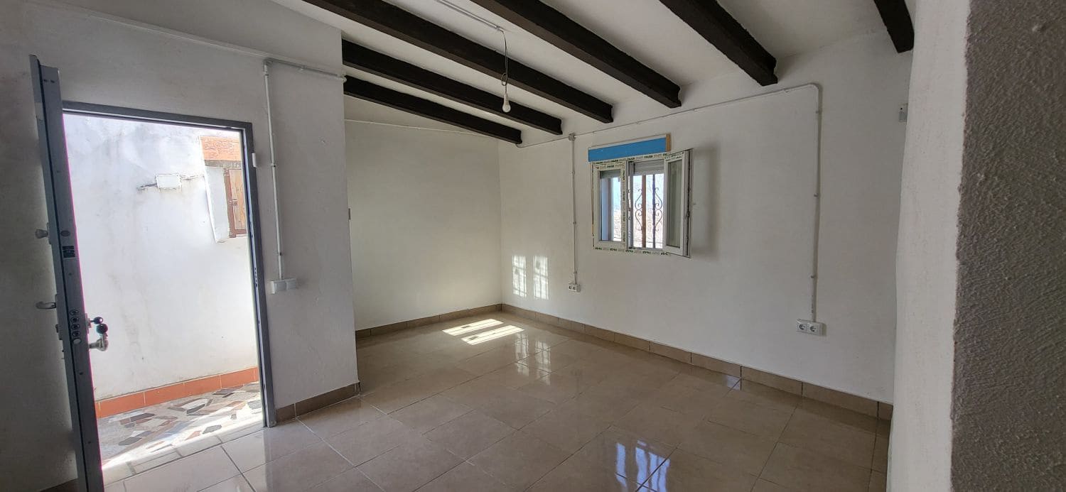 2 bedroom Townhouse for sale in Tortosa - € 90,000 (Ref: 9833572)