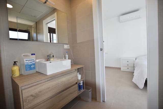 Chalet de 3 habitaciones en Benijófar en venta con piscina - 440.000 € (Ref: 8131592)