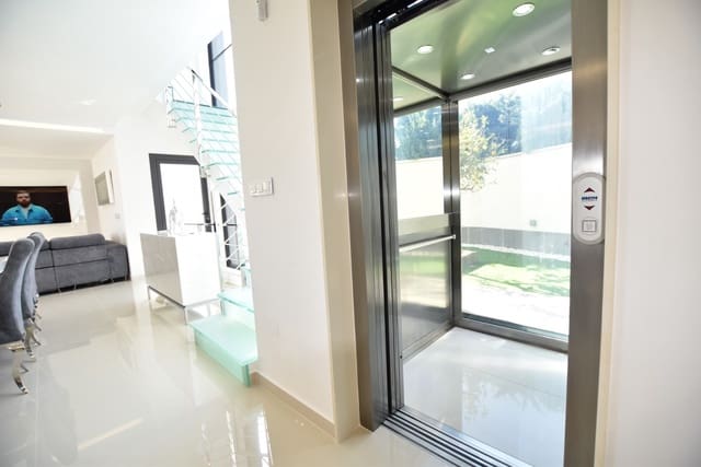 5 makuuhuone Huvila myytävänä paikassa San Miguel de Salinas mukana uima-altaan - 995 000 € (Ref: 8802511)