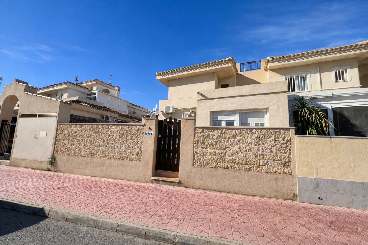 3 bedroom Semi-detached Villa for sale in Playa Flamenca with pool - € 239,000 (Ref: 9499886)