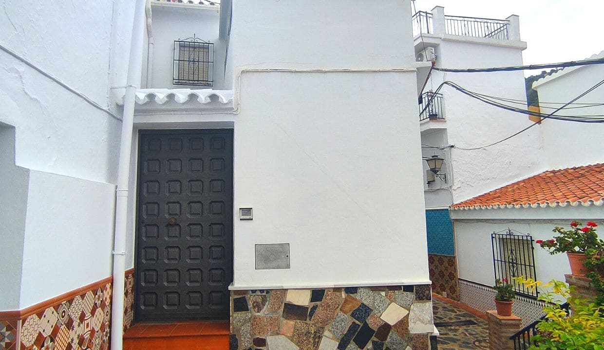 2 soveværelse Byhus til salg i Sayalonga med garage - € 199.000 (Ref: 7856337)