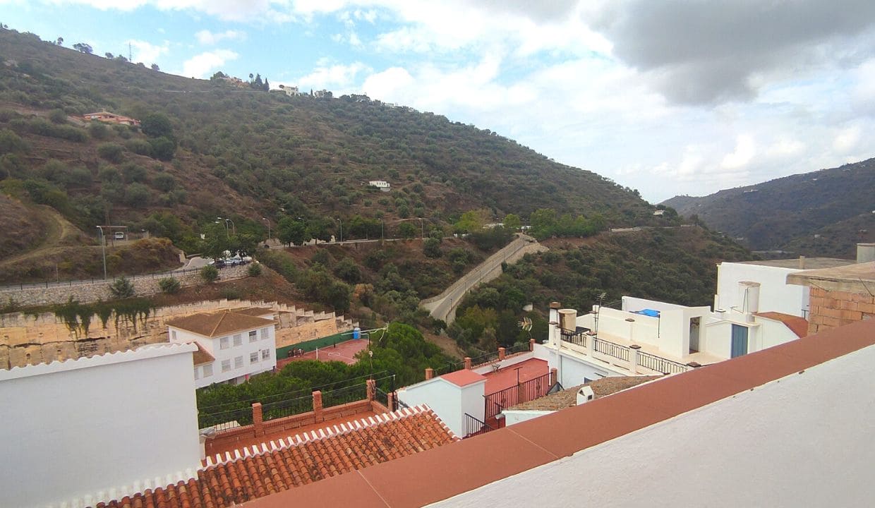 2 soveværelse Byhus til salg i Sayalonga med garage - € 199.000 (Ref: 7856337)