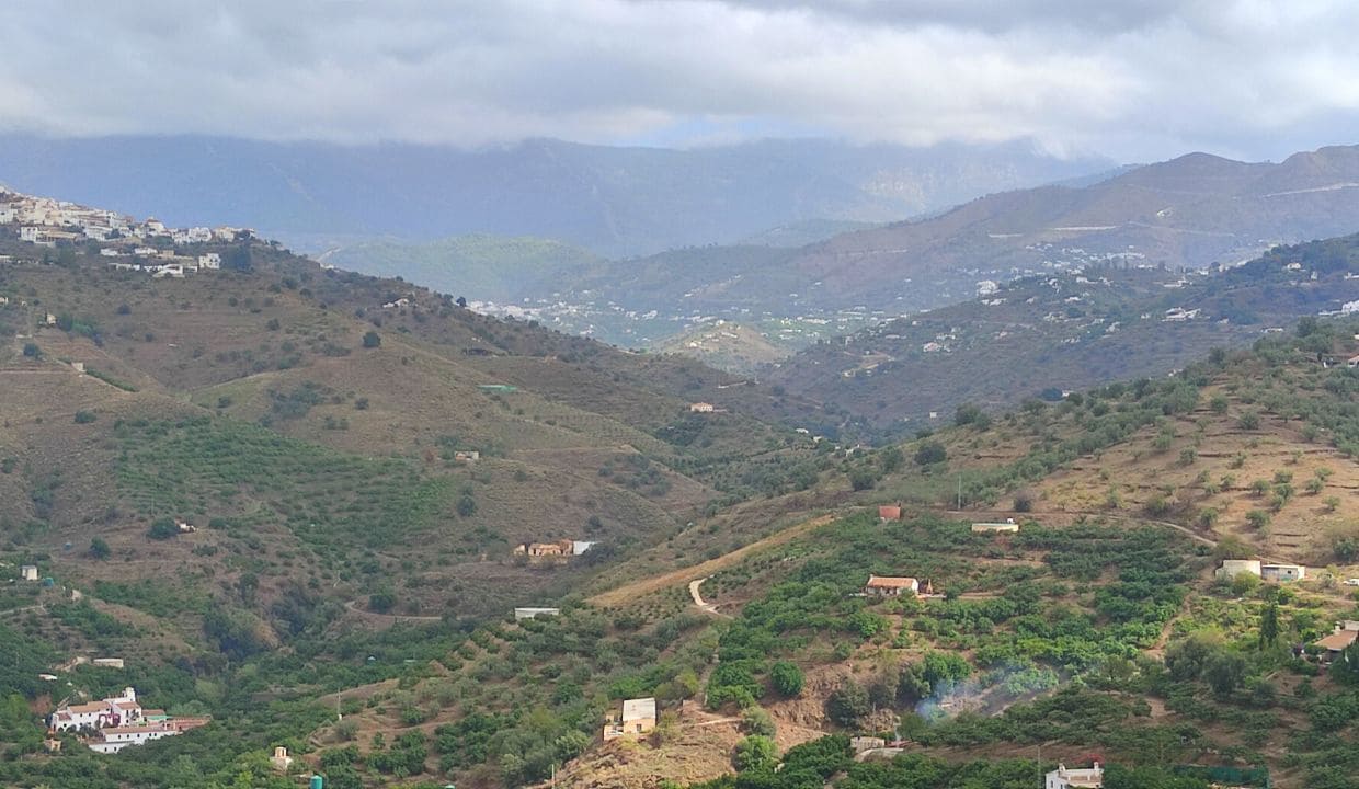 2 soveværelse Byhus til salg i Sayalonga med garage - € 199.000 (Ref: 7856337)