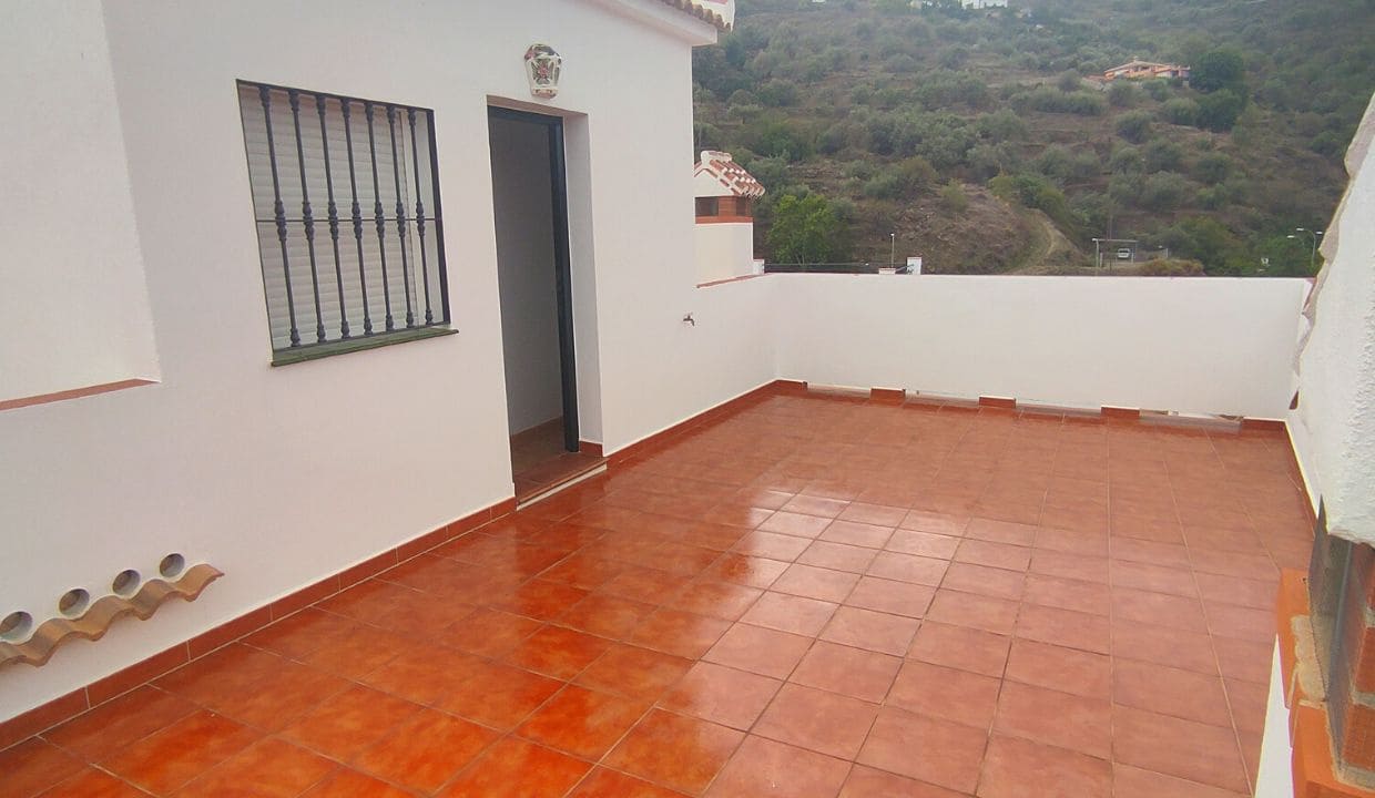 2 soveværelse Byhus til salg i Sayalonga med garage - € 199.000 (Ref: 7856337)