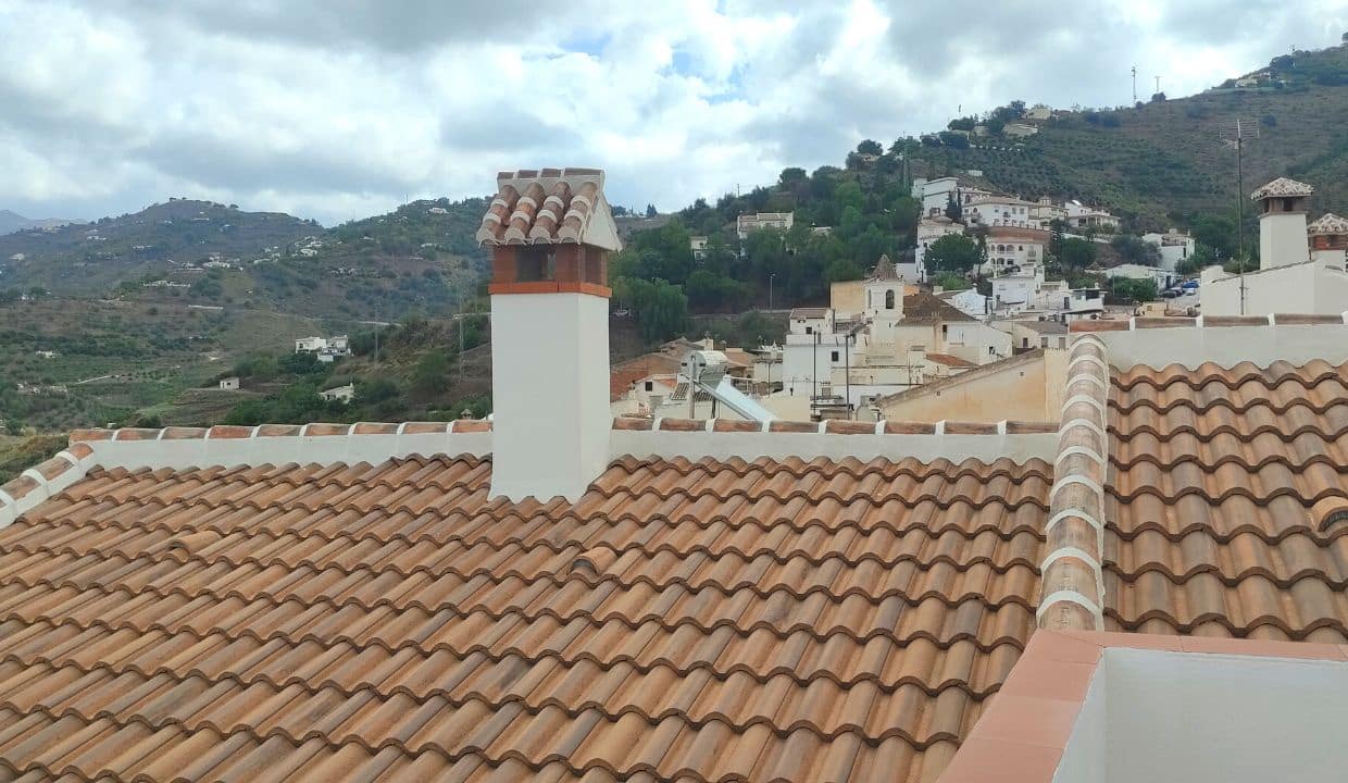 2 soveværelse Byhus til salg i Sayalonga med garage - € 199.000 (Ref: 7856337)