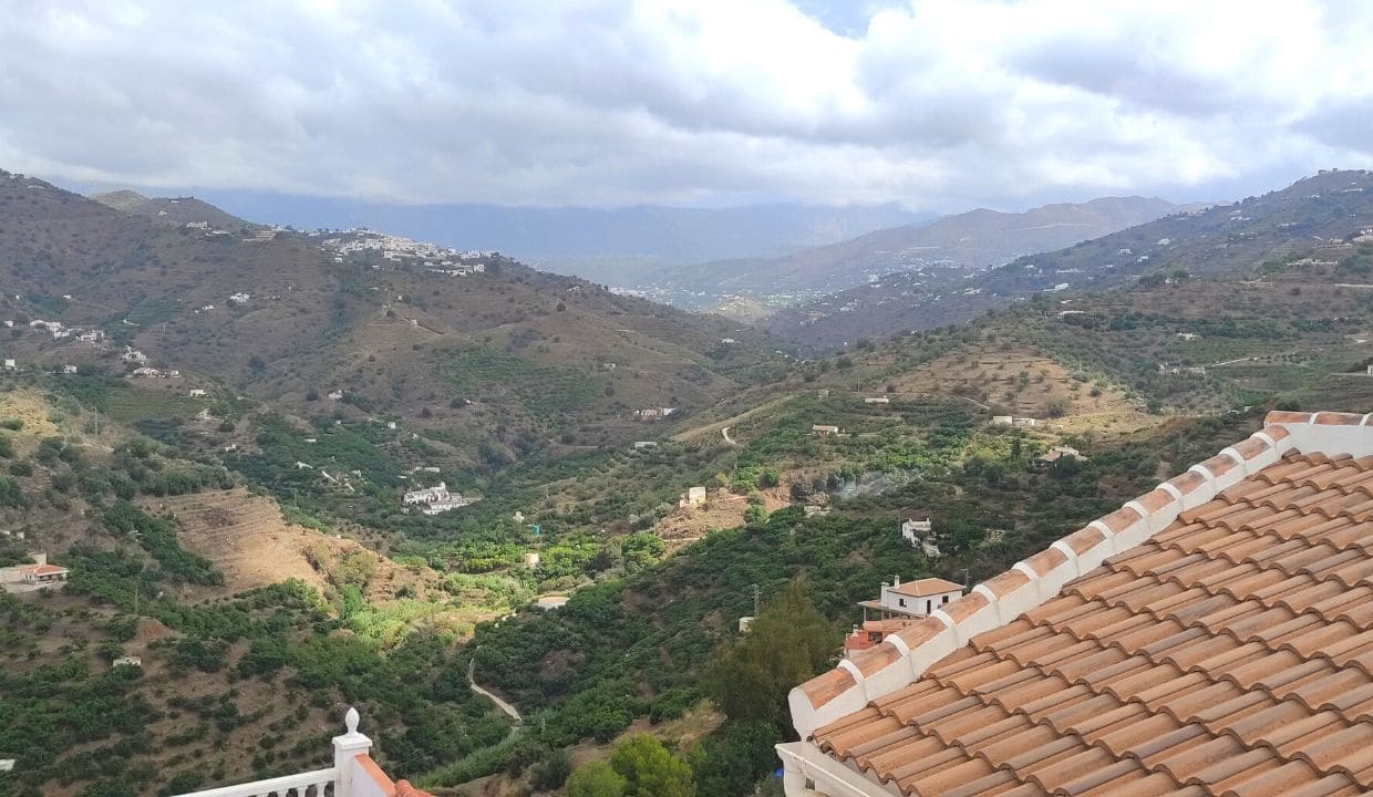 2 soveværelse Byhus til salg i Sayalonga med garage - € 199.000 (Ref: 7856337)