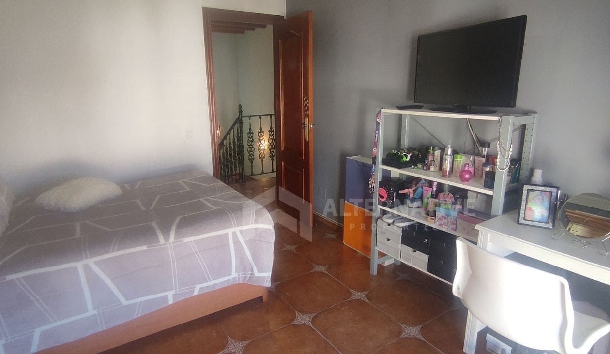 4 soveværelse Villa til salg i Canillas de Albaida med swimmingpool garage - € 437.000 (Ref: 8660851)