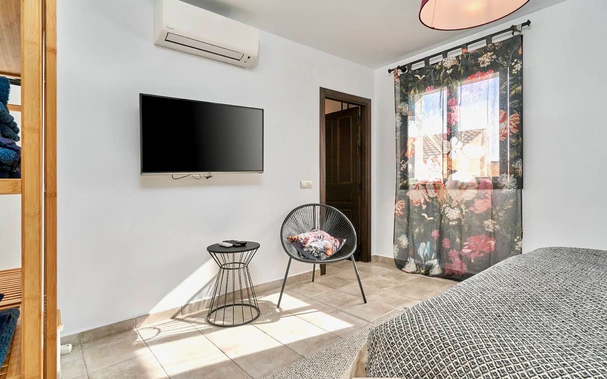 3 makuuhuone Huvila myytävänä paikassa Canillas de Albaida mukana uima-altaan - 499 000 € (Ref: 9592055)