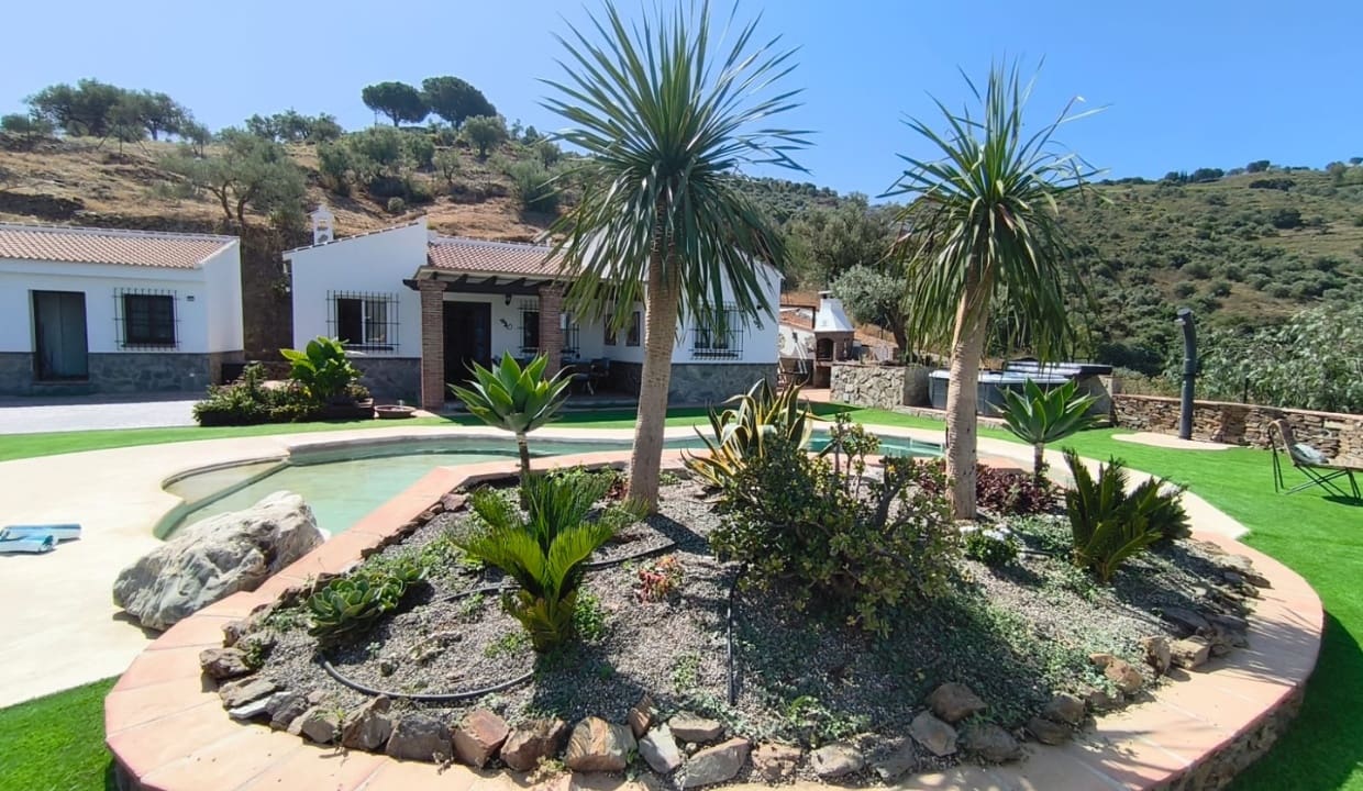 3 bedroom Villa for rent in Archez with pool garage - € 1,920 (Ref: 9765345)