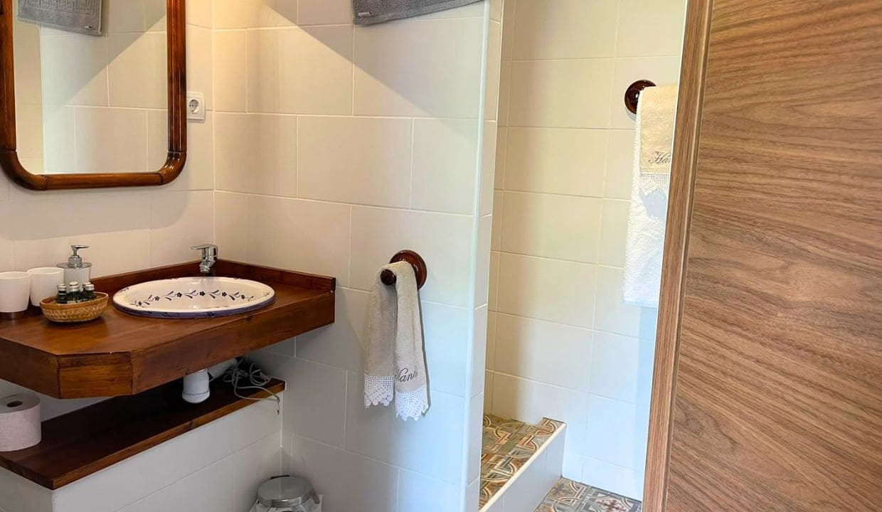 6 bedroom Guesthouse/B & B for sale in Canillas de Albaida with pool garage - € 1,195,000 (Ref: 9850297)