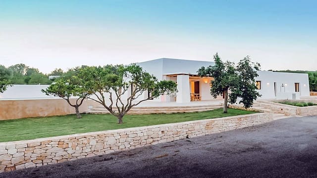 4 soverom Villa til salgs i La Romana med svømmebasseng garasje - € 595 000 (Ref: 9823586)