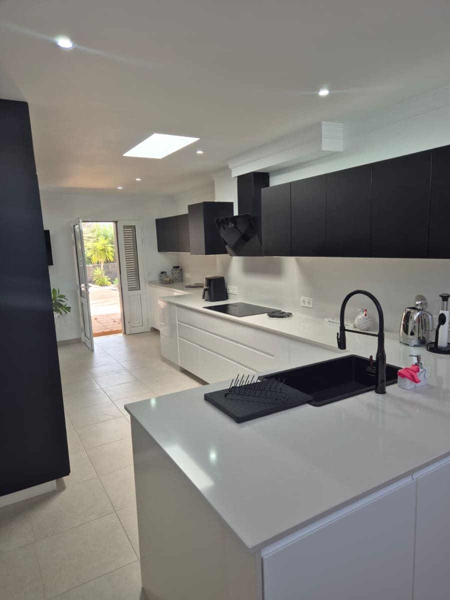 4 bedroom Villa for sale in Playa Blanca with pool garage - € 885,000 (Ref: 10012177)