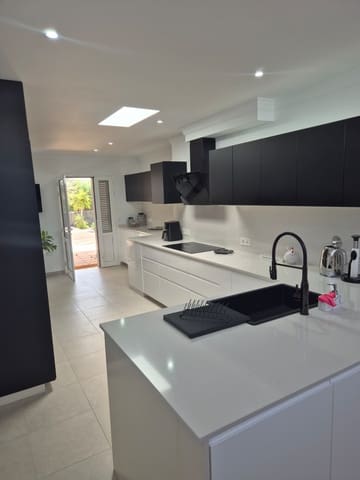 4 Zimmer Villa zu verkaufen in Playa Blanca, Yaiza mit Pool Garage - 885.000 € (Ref: 10012177)