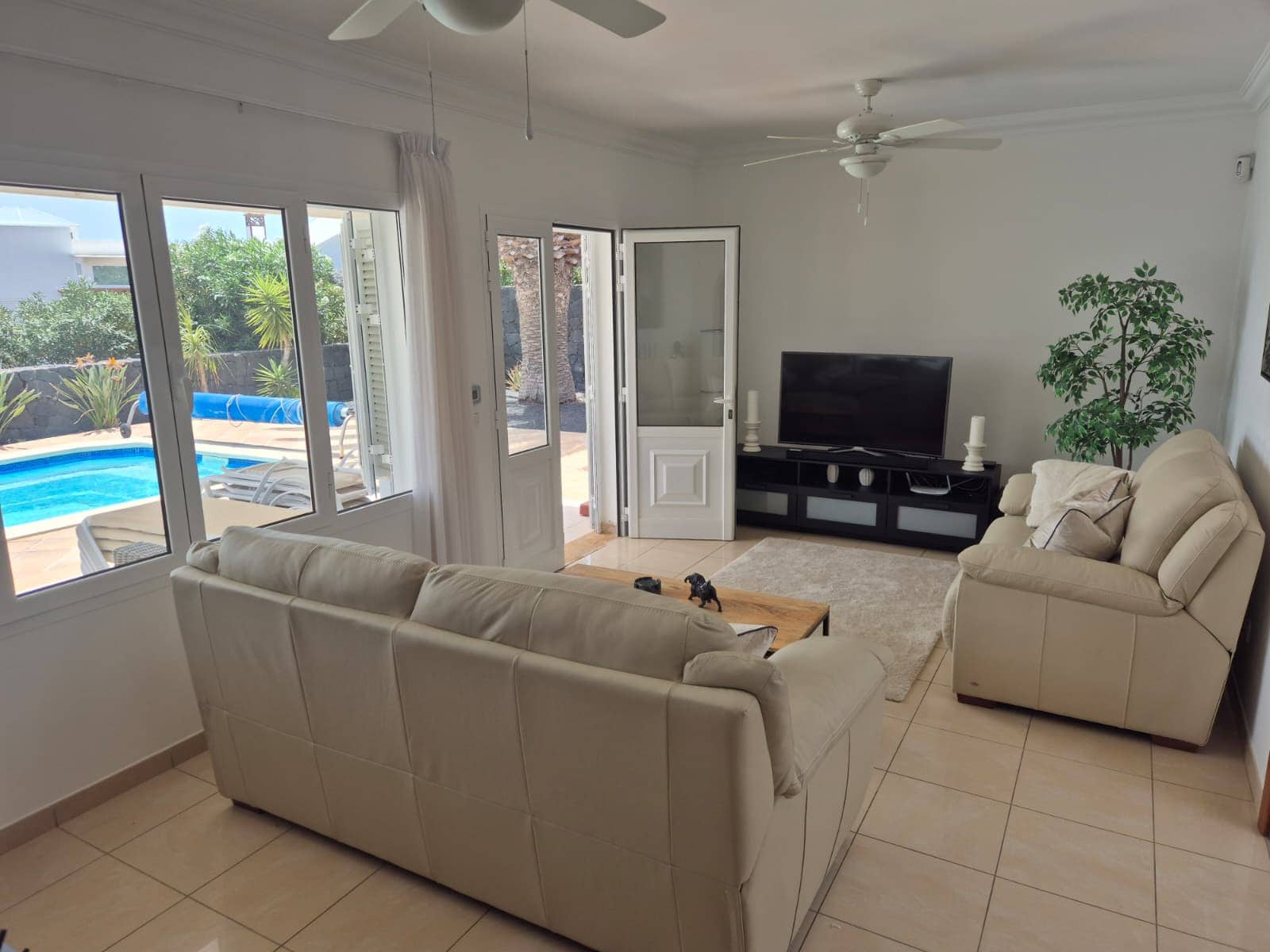 4 bedroom Villa for sale in Playa Blanca with pool garage - € 885,000 (Ref: 10012177)