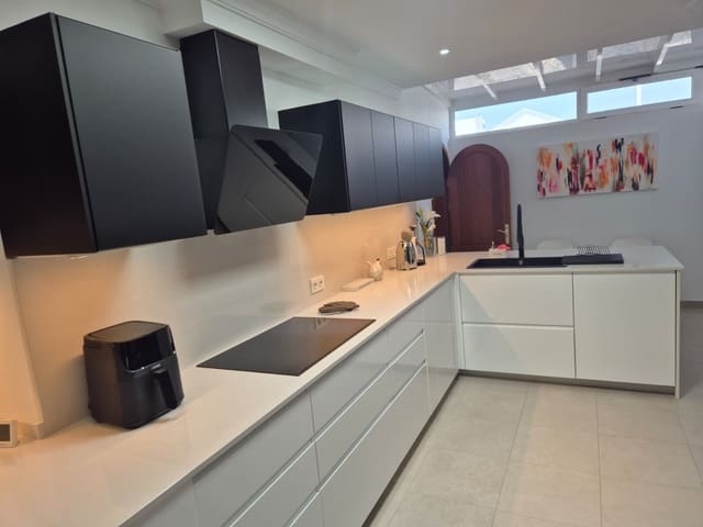 4 Zimmer Villa zu verkaufen in Playa Blanca, Yaiza mit Pool Garage - 885.000 € (Ref: 10012177)