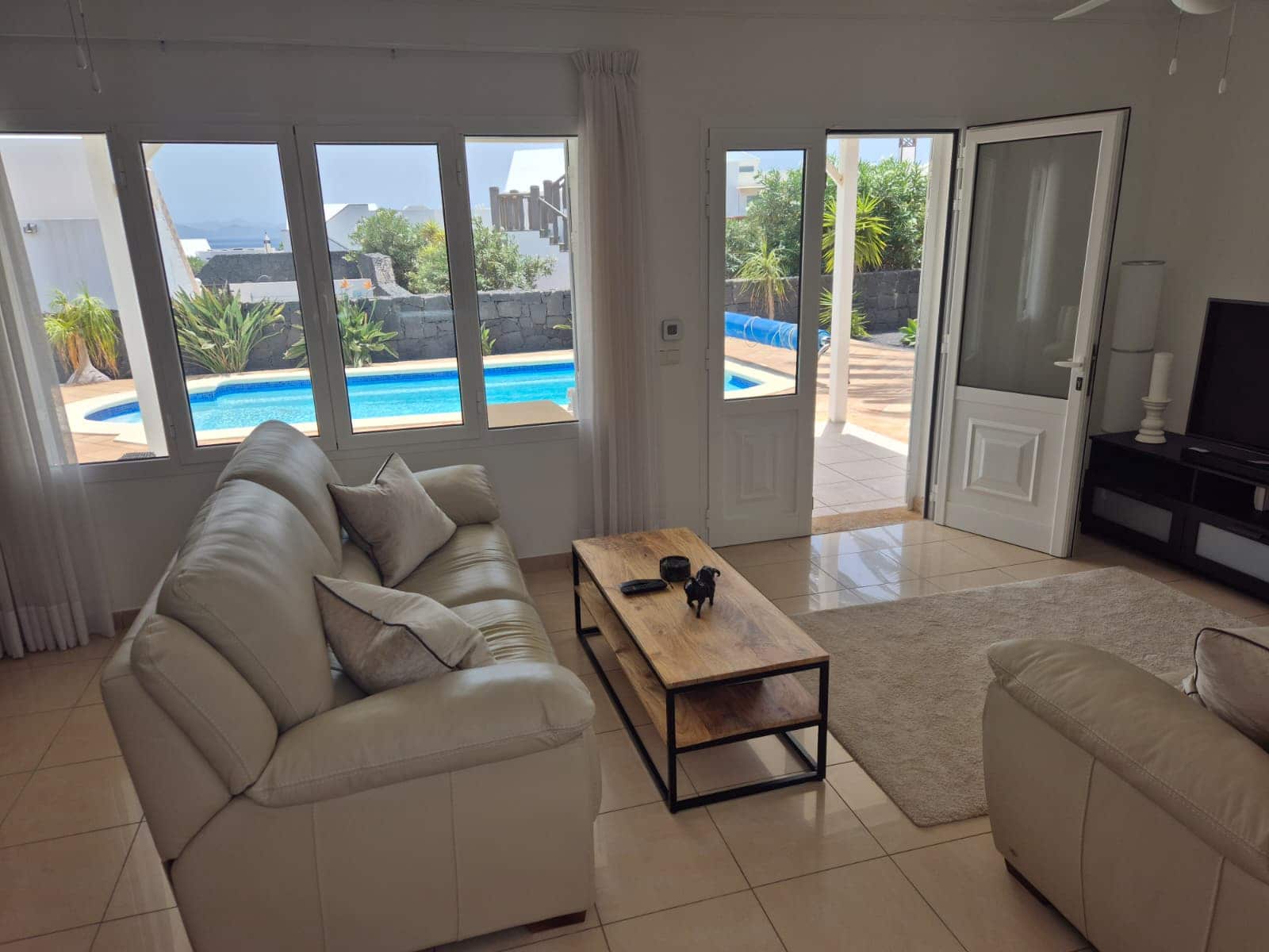 4 bedroom Villa for sale in Playa Blanca with pool garage - € 885,000 (Ref: 10012177)