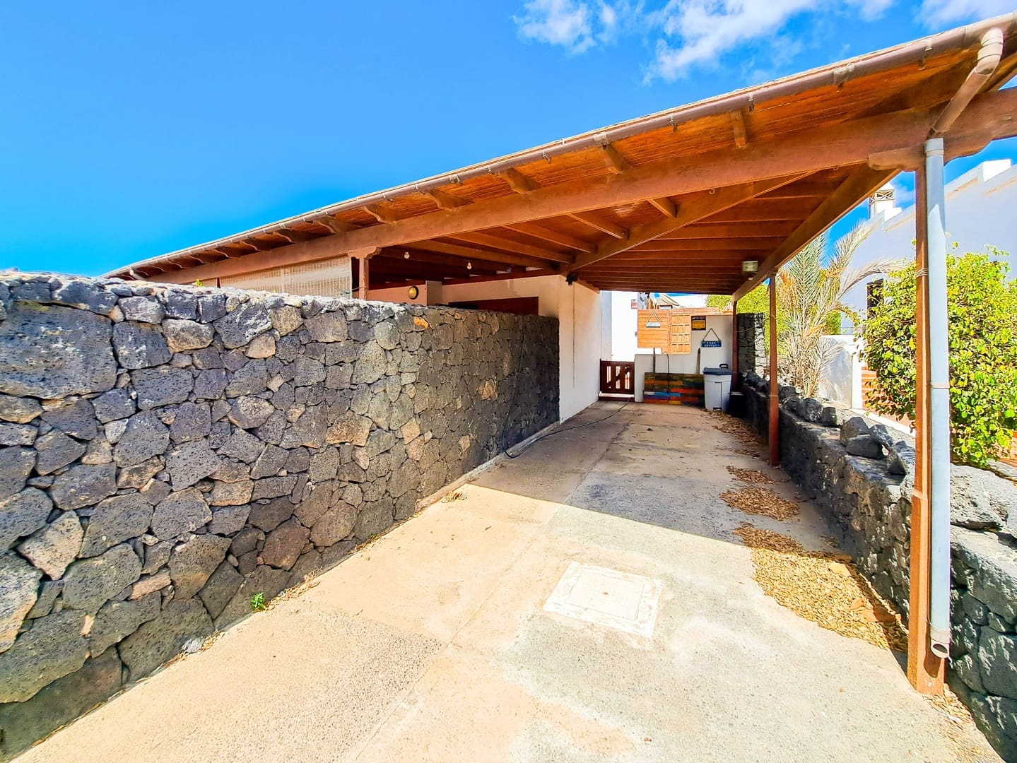 4 bedroom Villa for sale in Playa Blanca with pool garage - € 390,000 (Ref: 7785954)