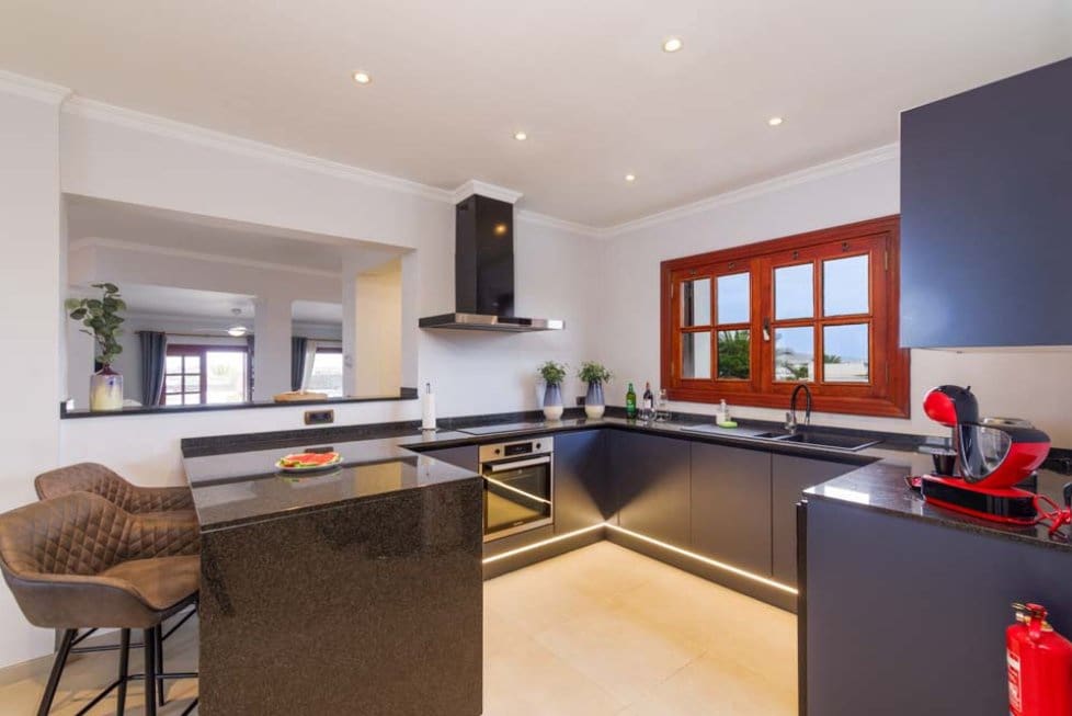 5 soverom Villa til salgs i Playa Blanca med svømmebasseng garasje - € 1 750 000 (Ref: 8546042)