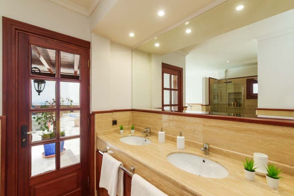 5 soverom Villa til salgs i Playa Blanca med svømmebasseng garasje - € 1 750 000 (Ref: 8546042)