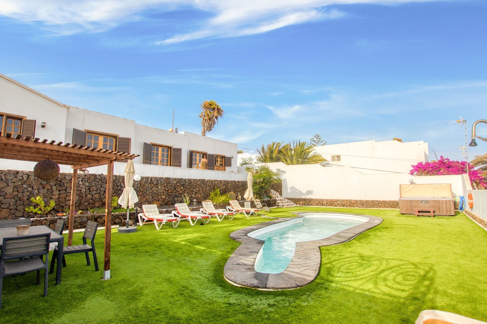 6 soverom Villa til salgs i Guime med svømmebasseng garasje - € 790 000 (Ref: 8782263)