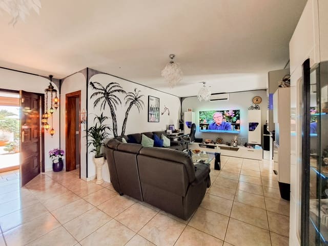 2 makuuhuone Huvila myytävänä paikassa Playa Blanca, Yaiza mukana uima-altaan 
autotalli - 405 000 € (Ref: 9170248)