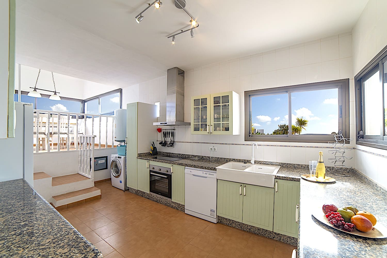 3 slaapkamer Villa te koop in Playa Blanca met zwembad garage - € 525.000 (Ref: 9201763)