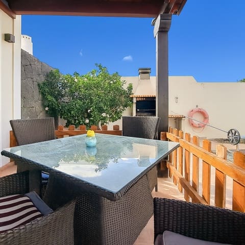 4 bedroom Villa for sale in Playa Blanca, Yaiza with pool garage - € 520,000 (Ref: 9298847)