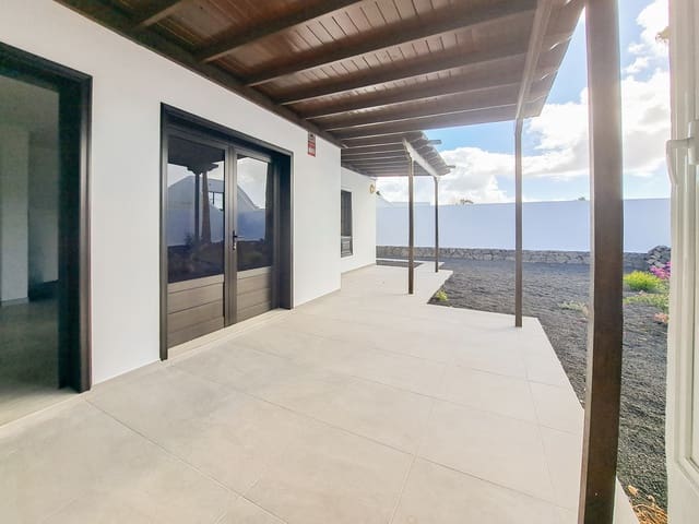 2 bedroom Villa for sale in Playa Blanca, Yaiza with pool garage - € 335,000 (Ref: 9428125)