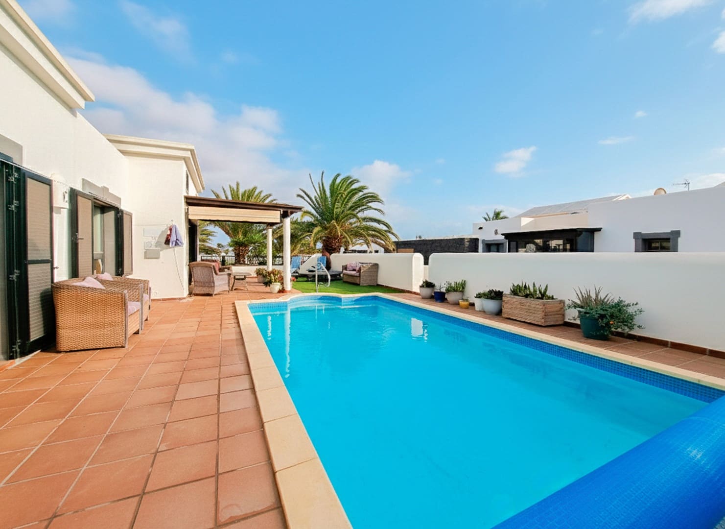 2 slaapkamer Villa te koop in Playa Blanca met zwembad garage - € 485.000 (Ref: 9428774)