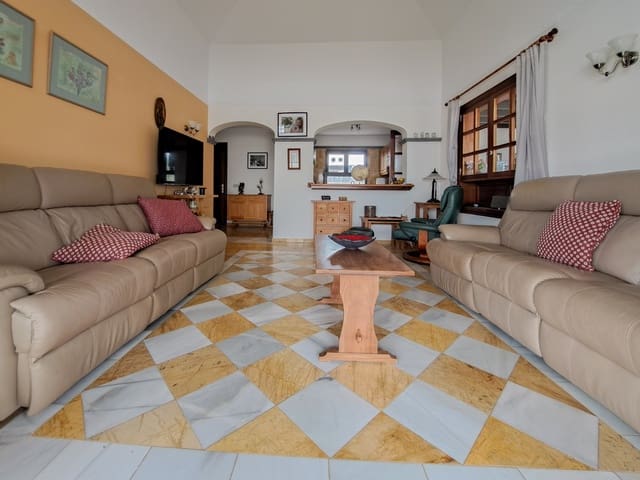 2 bedroom Villa for sale in Playa Blanca, Yaiza with pool garage - € 485,000 (Ref: 9428774)