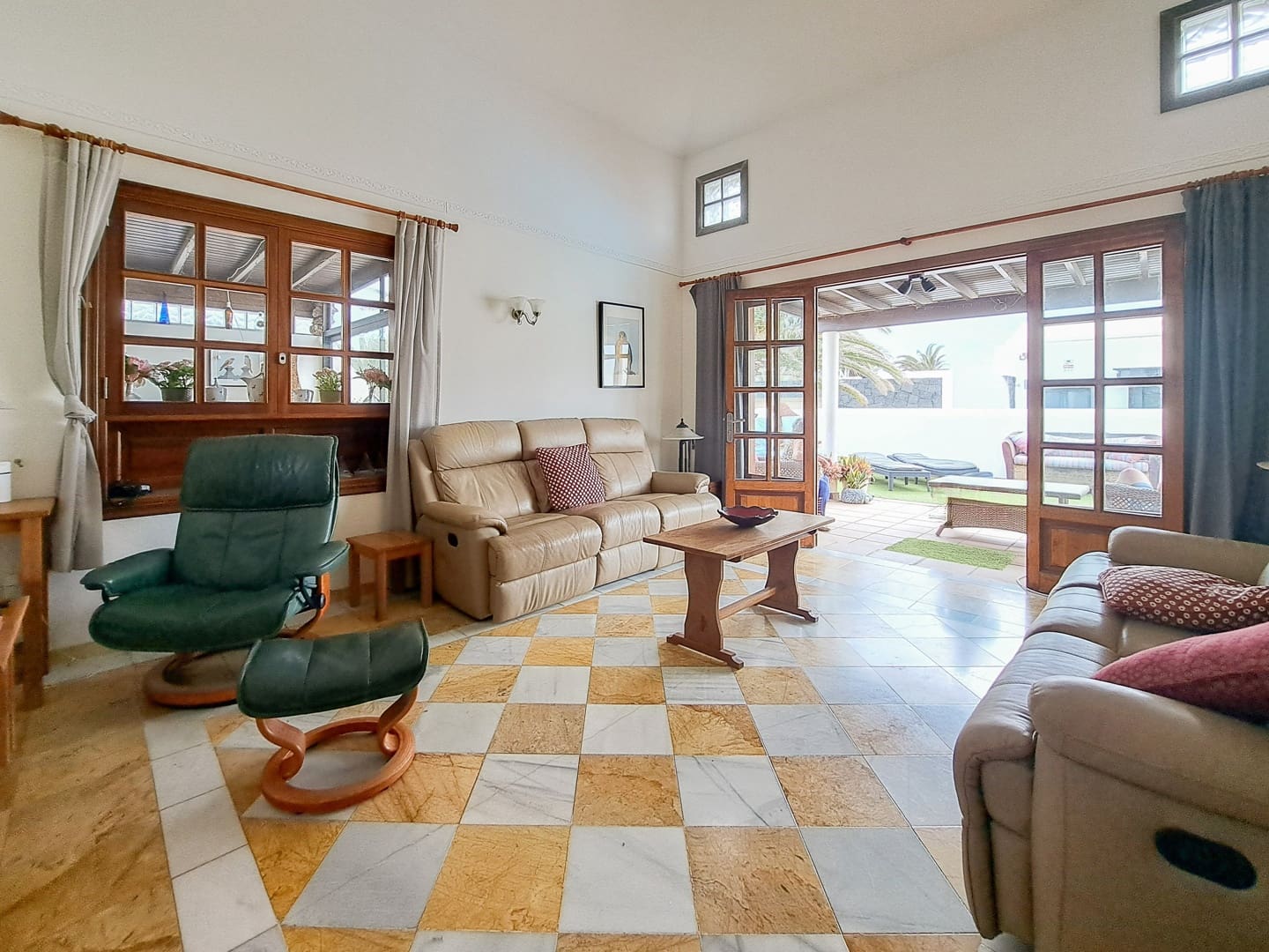 2 slaapkamer Villa te koop in Playa Blanca met zwembad garage - € 485.000 (Ref: 9428774)