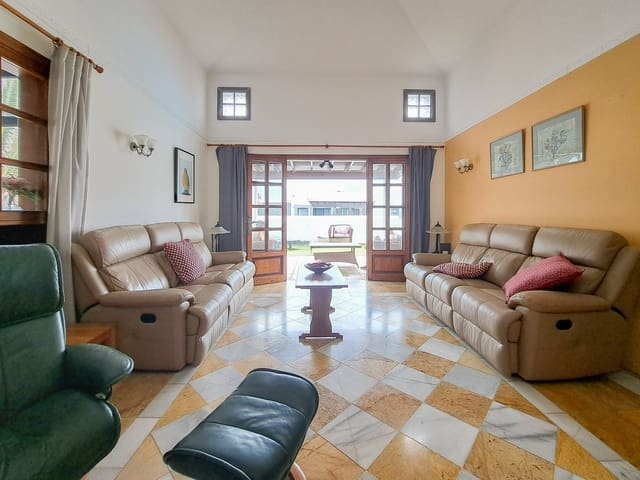 2 bedroom Villa for sale in Playa Blanca, Yaiza with pool garage - € 485,000 (Ref: 9428774)