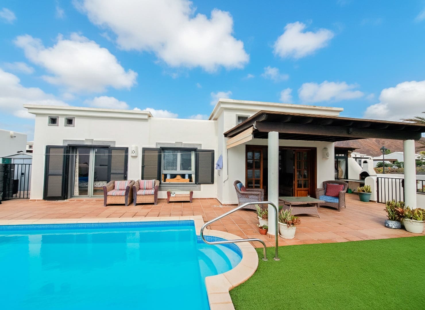 2 slaapkamer Villa te koop in Playa Blanca met zwembad garage - € 485.000 (Ref: 9428774)