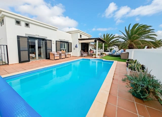 2 bedroom Villa for sale in Playa Blanca, Yaiza with pool garage - € 485,000 (Ref: 9428774)