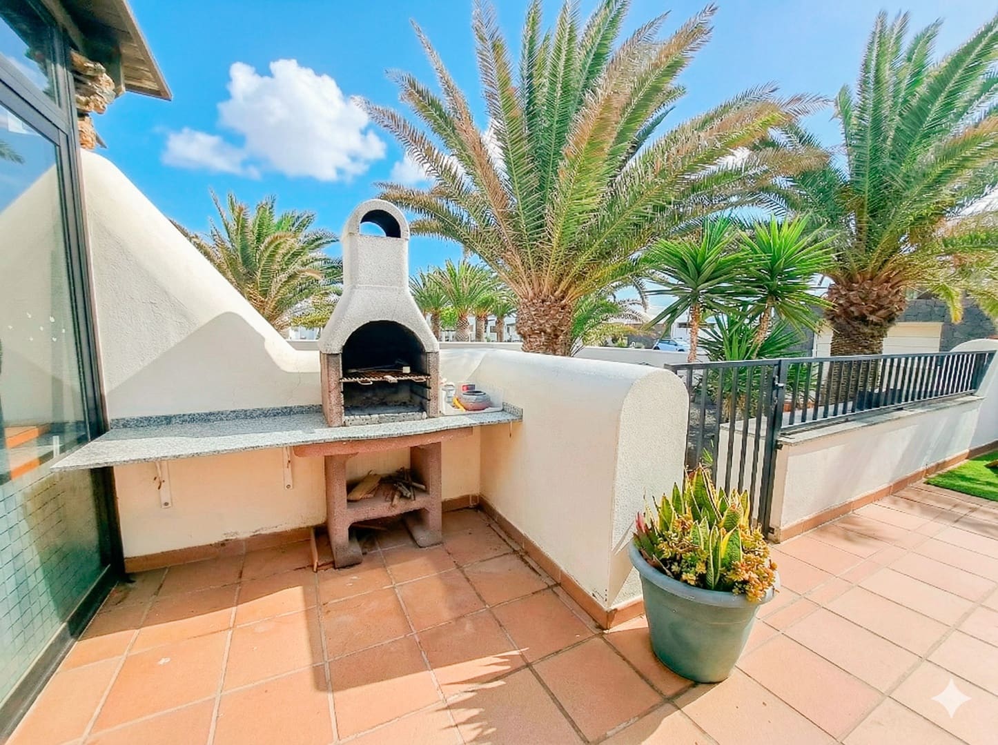 2 slaapkamer Villa te koop in Playa Blanca met zwembad garage - € 485.000 (Ref: 9428774)