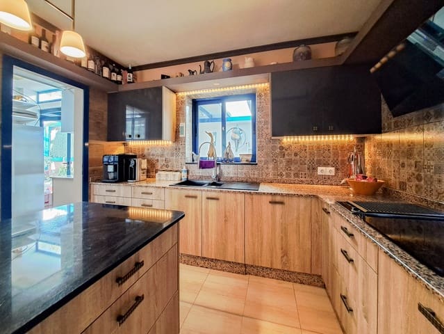 3 slaapkamer Villa te koop in Playa Blanca, Yaiza met garage - € 440.000 (Ref: 9473449)