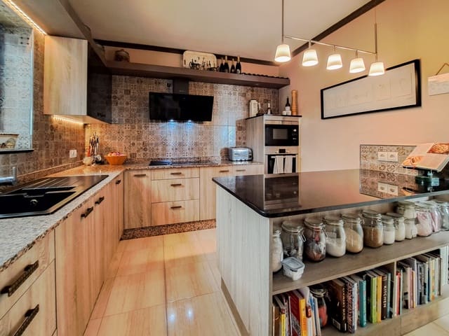 3 slaapkamer Villa te koop in Playa Blanca, Yaiza met garage - € 440.000 (Ref: 9473449)