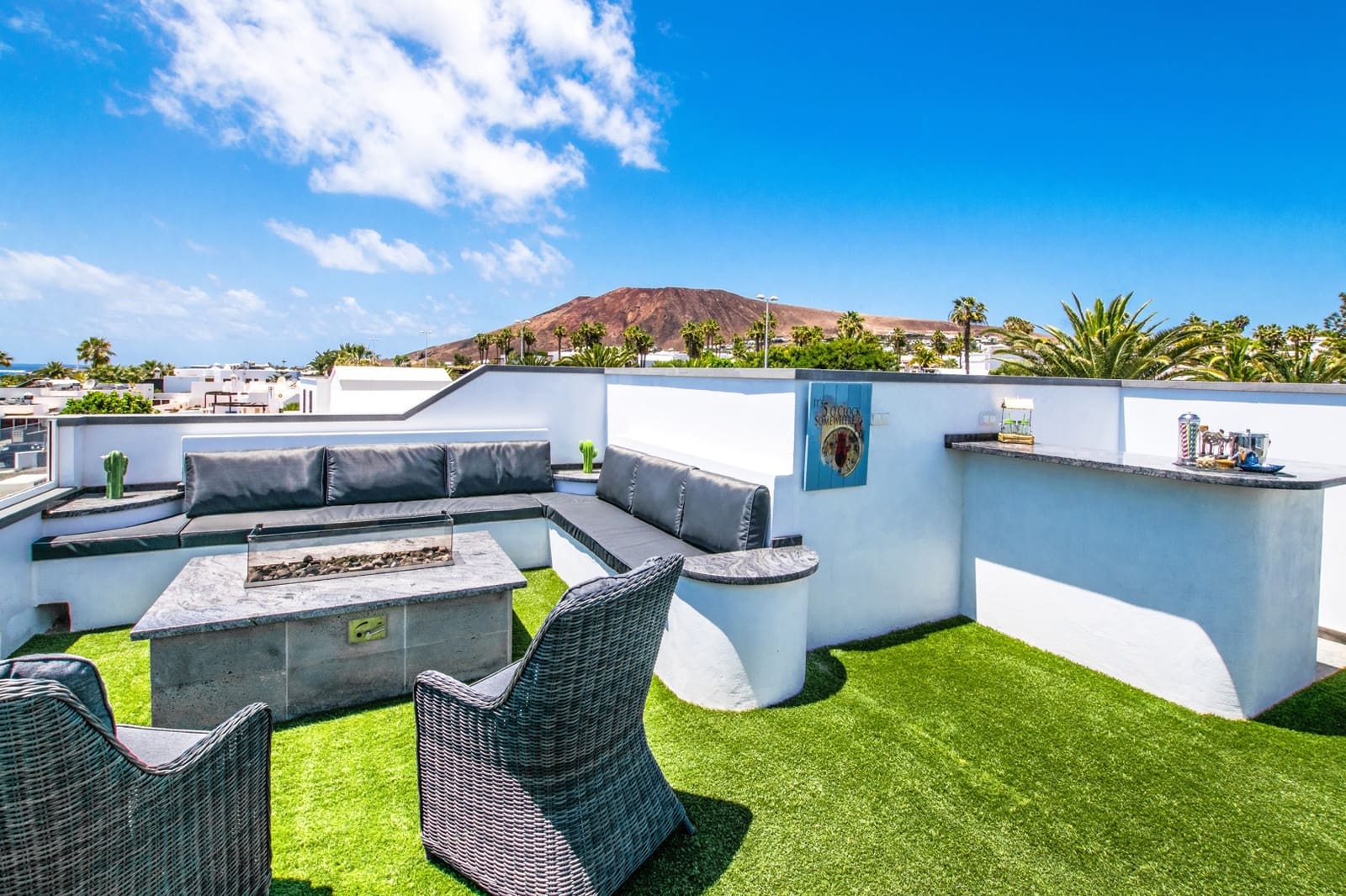 6 bedroom Villa for sale in Playa Blanca with pool garage - € 725,000 (Ref: 9532581)