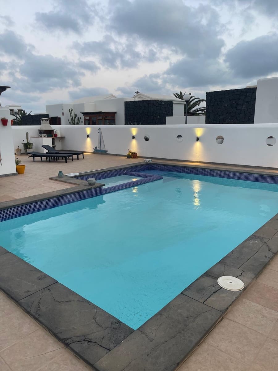 2 bedroom Villa for sale in Playa Blanca with pool garage - € 495,000 (Ref: 9749357)