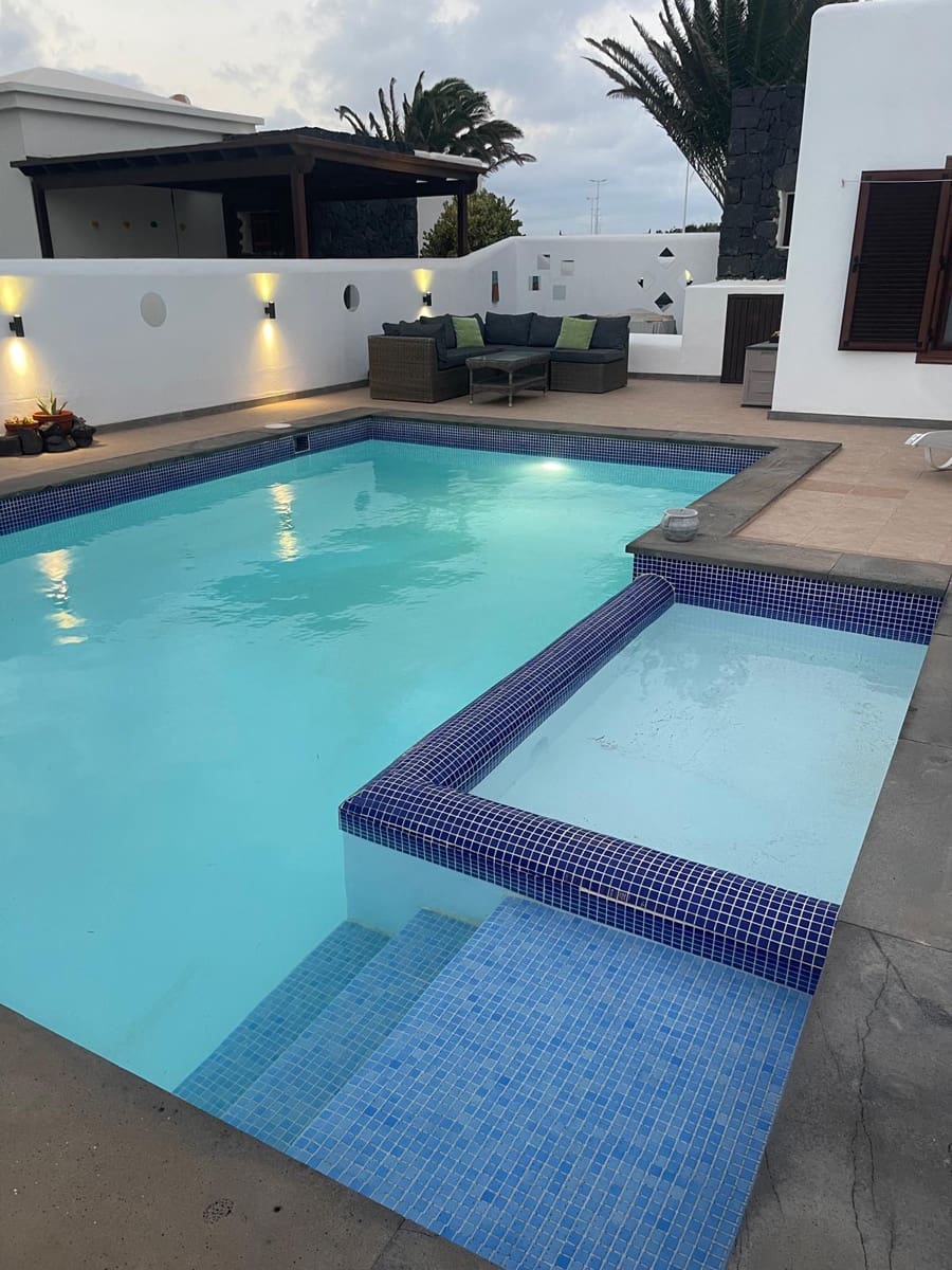 2 bedroom Villa for sale in Playa Blanca with pool garage - € 495,000 (Ref: 9749357)