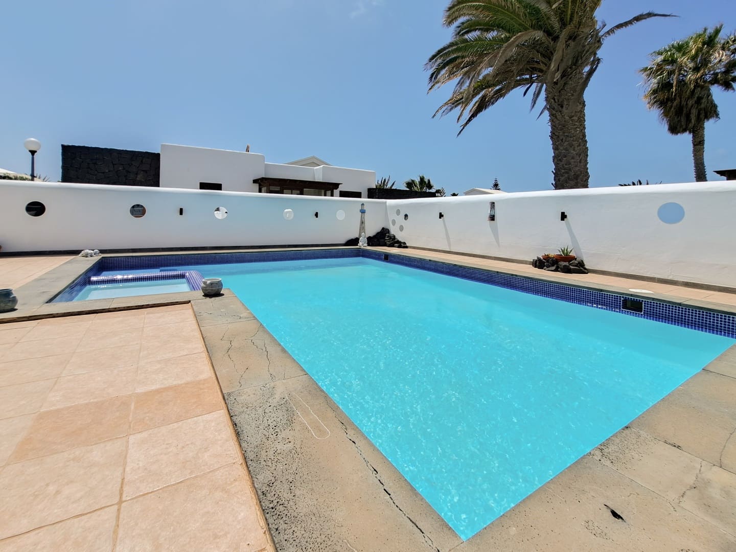 2 bedroom Villa for sale in Playa Blanca with pool garage - € 495,000 (Ref: 9749357)