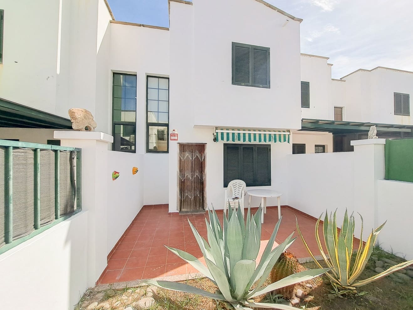 2 bedroom Villa for sale in Playa Blanca with garage - € 240,000 (Ref: 9834192)