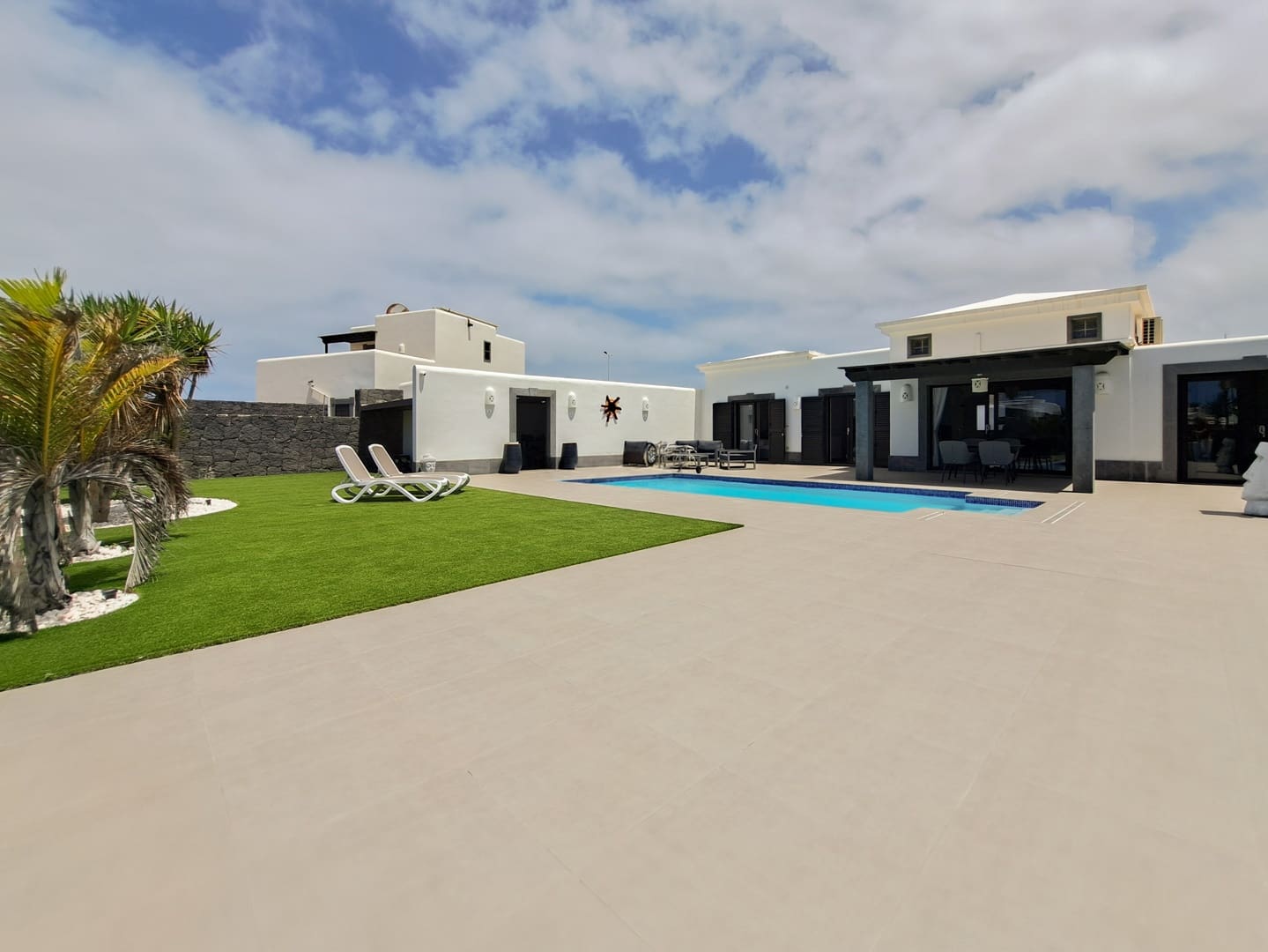2 bedroom Villa for sale in Playa Blanca with pool garage - € 560,000 (Ref: 9885185)