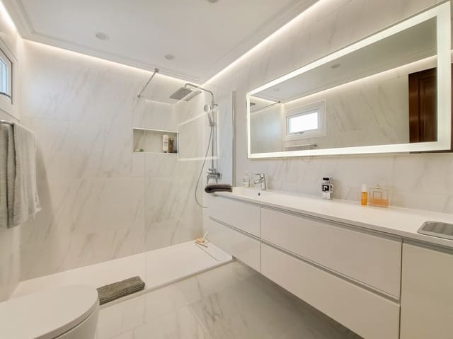 2 chambre Villa/Maison à vendre à Playa Blanca, Yaiza avec piscine garage - 560 000 € (Ref: 9885185)