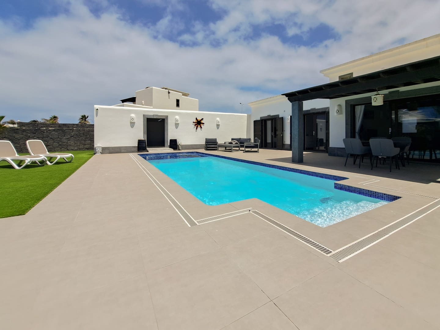 2 bedroom Villa for sale in Playa Blanca with pool garage - € 560,000 (Ref: 9885185)