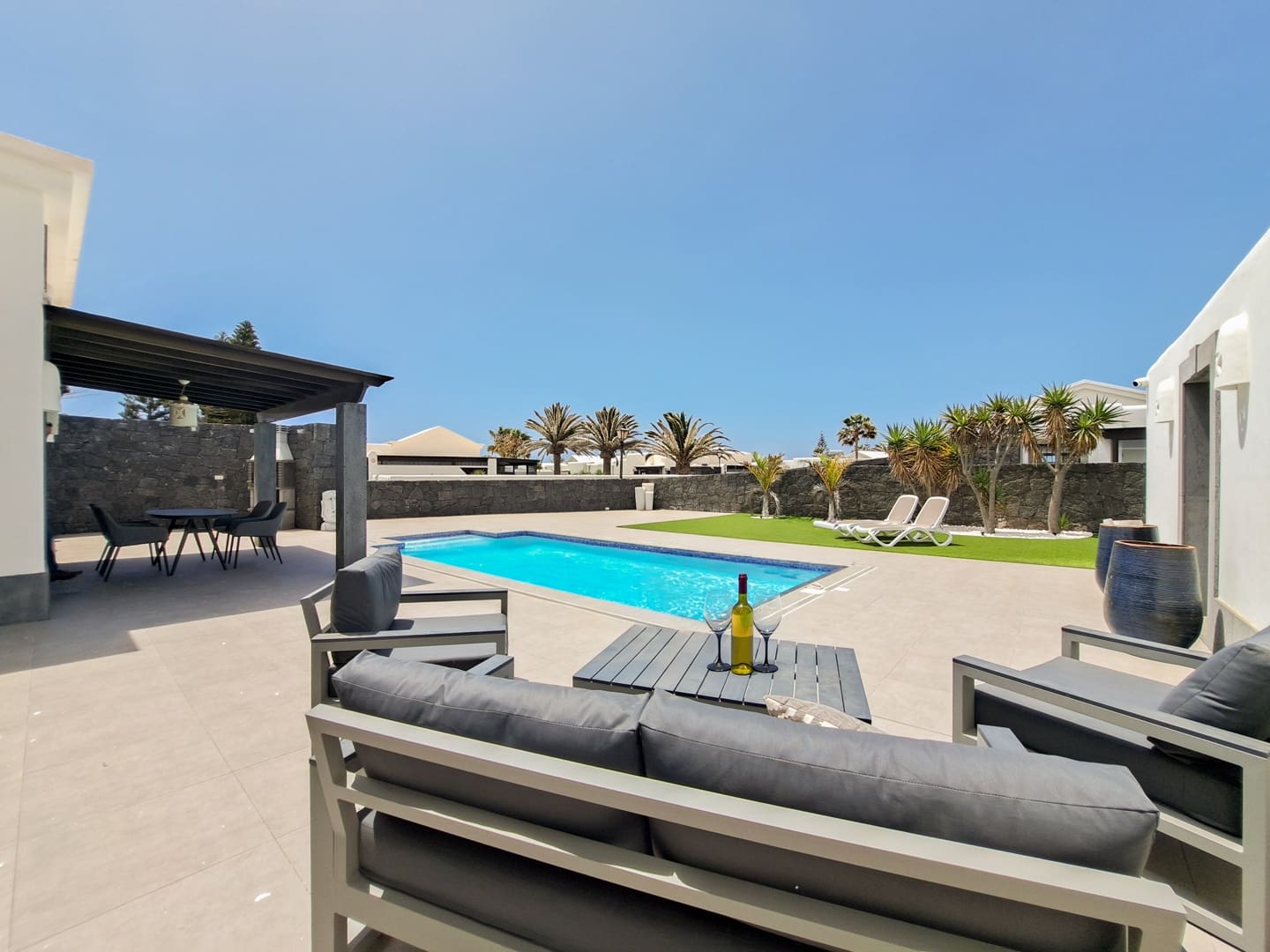 2 bedroom Villa for sale in Playa Blanca with pool garage - € 560,000 (Ref: 9885185)