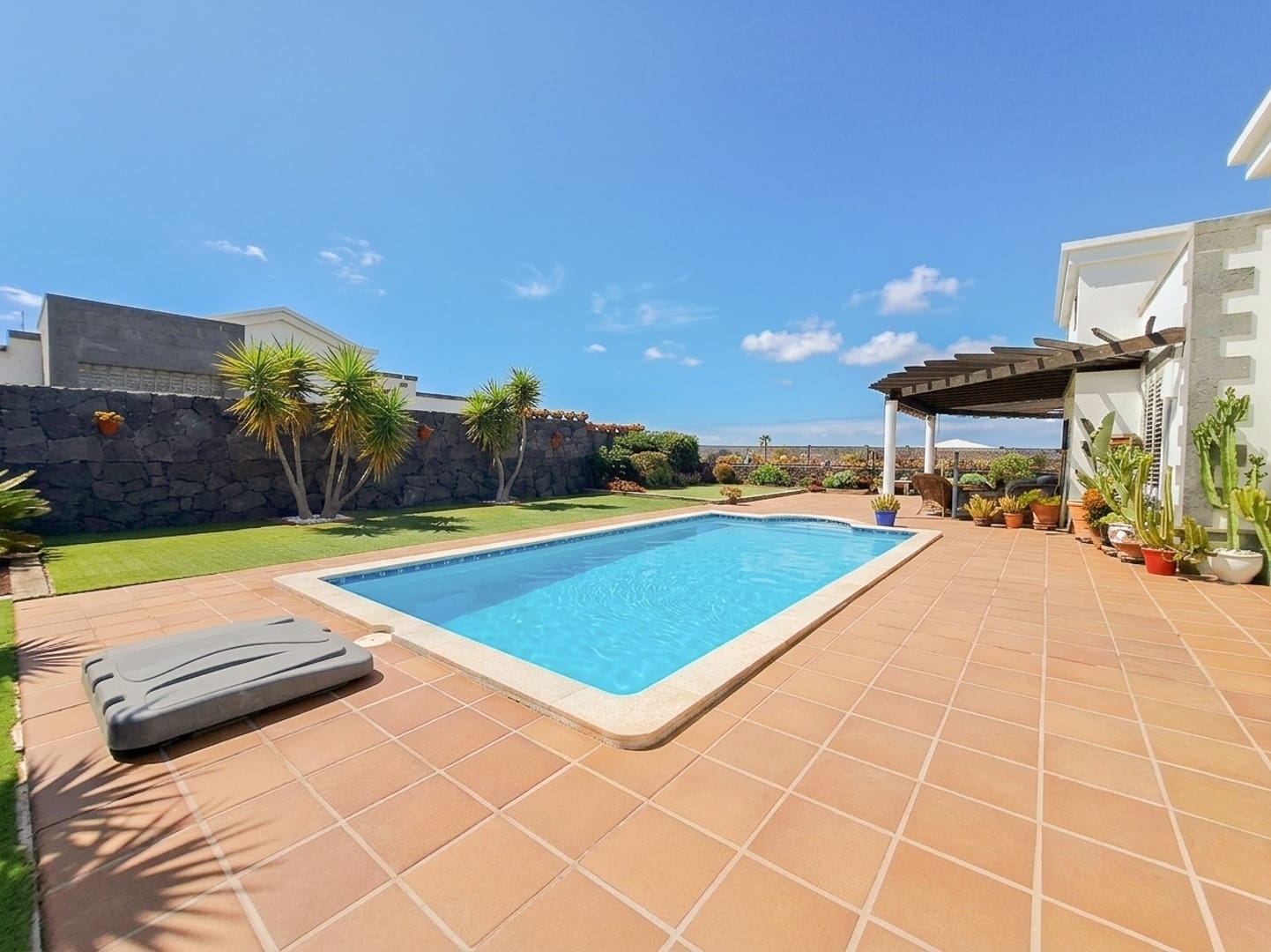 3 sypialnia Willa na sprzedaż w Playa Blanca z basenem garażem - 625 000 € (Ref: 9946264)