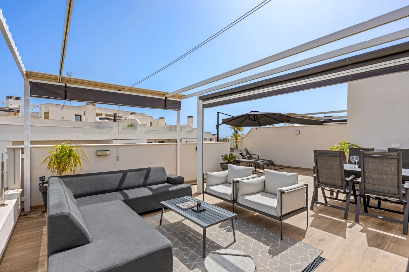 2 slaapkamer Penthouse te koop in Villamartin met zwembad - € 309.500 (Ref: 9779160)