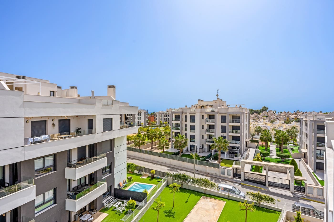 2 slaapkamer Penthouse te koop in Villamartin met zwembad - € 309.500 (Ref: 9779160)