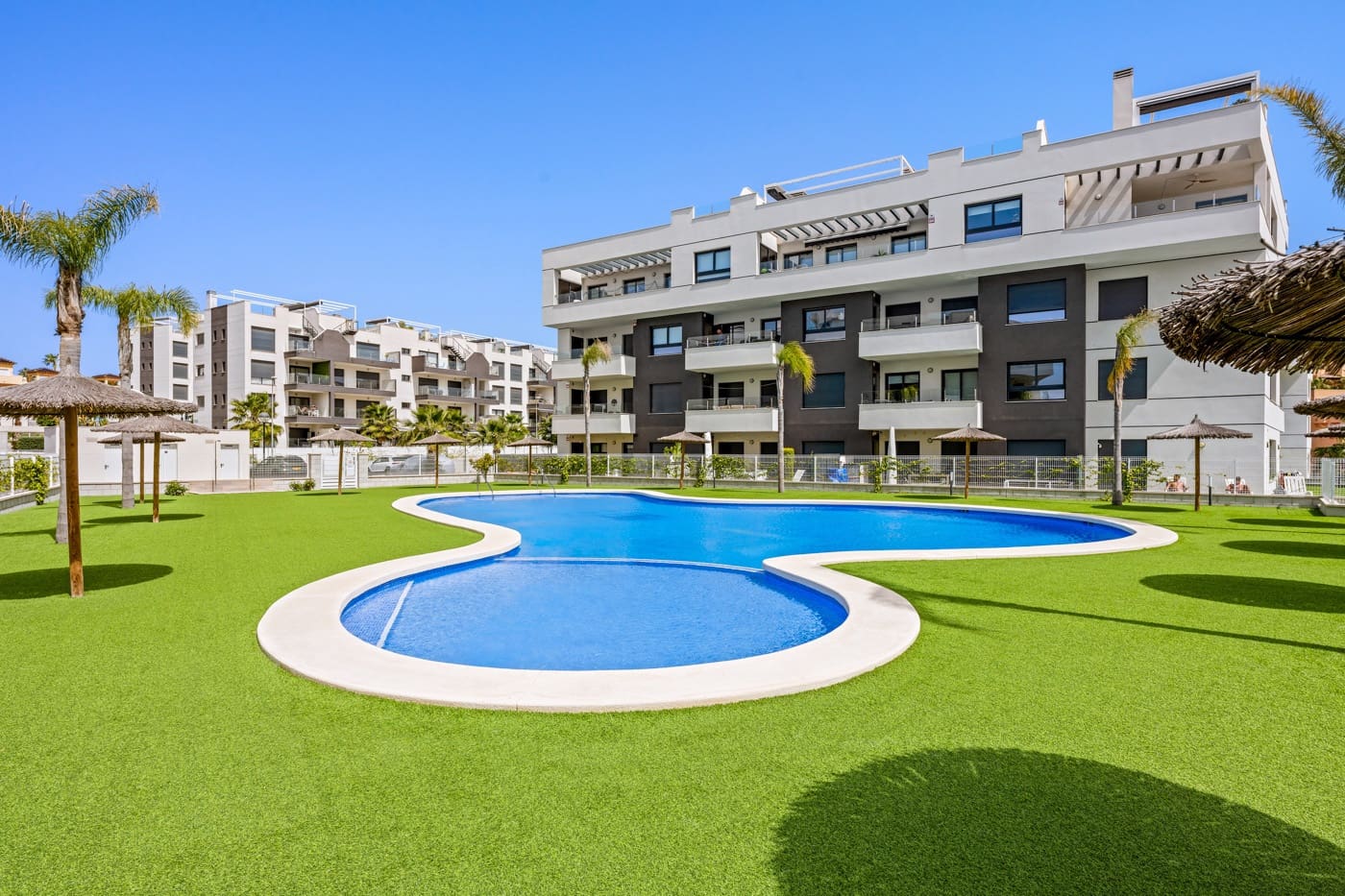 2 slaapkamer Penthouse te koop in Villamartin met zwembad - € 309.500 (Ref: 9779160)